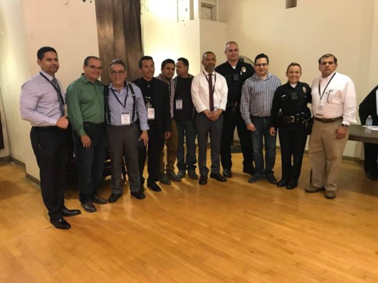 Las autoridades de la mesa electoral de Los Angeles cuentan con el respaldo de agentes de la LAPD.