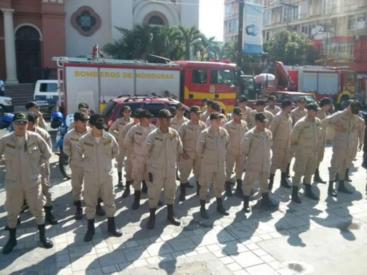 Elementos del Cuerpo de Bomberos de San Pedro Sula.
