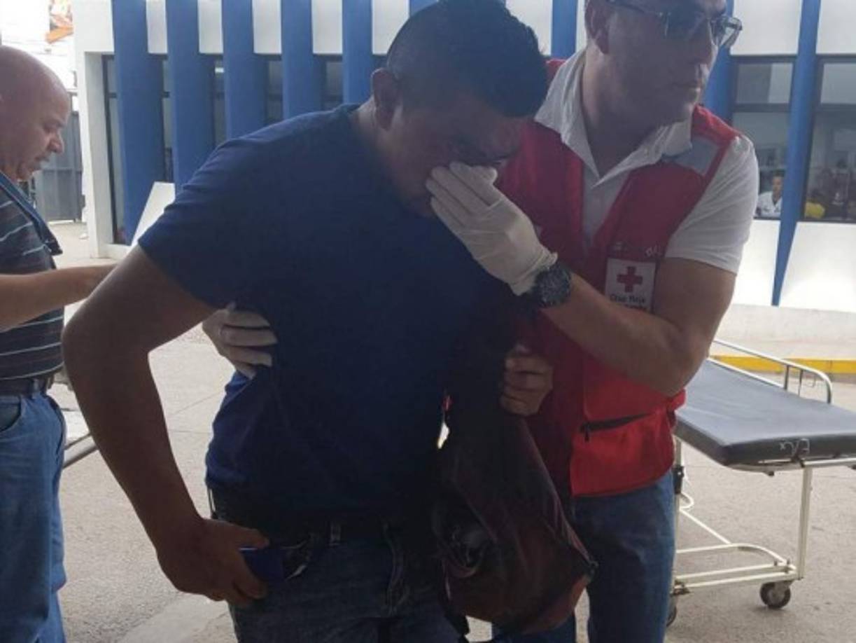 En la imagen, uno de los heridos mientras es llevado al hospital Escuela Universitario. En el accidente resultaron heridos varios menores de edad y fueron trasladados al Materno Infantil.