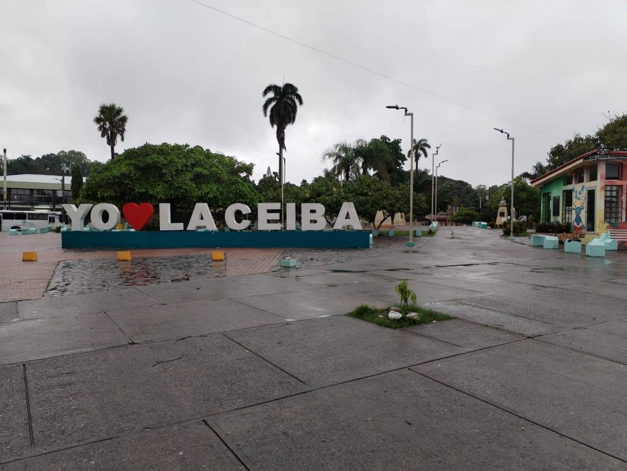 .Según autoridades de la Comisión Permanente de Contingencias (Copeco) en horas de la tarde de este día el fenómeno estaría pasando a una tormenta tropical que llevaría por nombre Sara y la tarde de este viernes podría llegar a convertirse en un poderoso huracán.