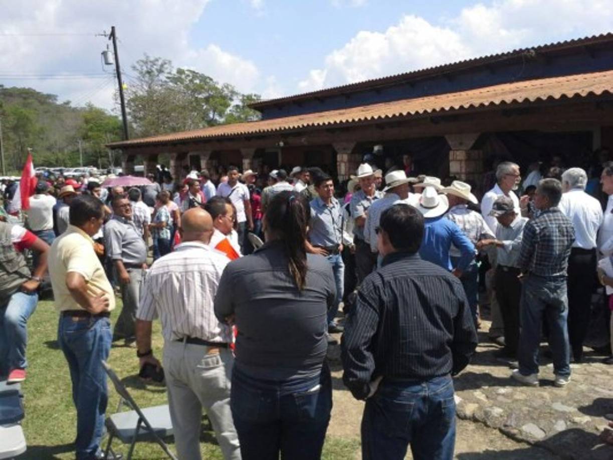 En las afueras de la vivienda de los Gauggel permanecían decenas de personas que acompañaban a la familia.