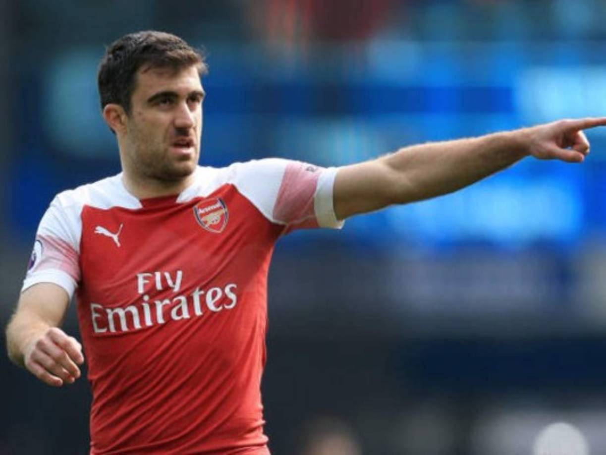 Según informa CalcioNapoli24, el jugador griego del Arsenal, Sokratis Papastathopoulos, podría abandonar la entidad gunner. Su contrato acaba en 2021 y el Napoli se habría interesado por la situación del central de 32 años. Según la información que se conoce, ya se han abierto negociaciones de cara a su incorporación. El jugador pide un contrato que le vincule a la entidad italiana por tres años.