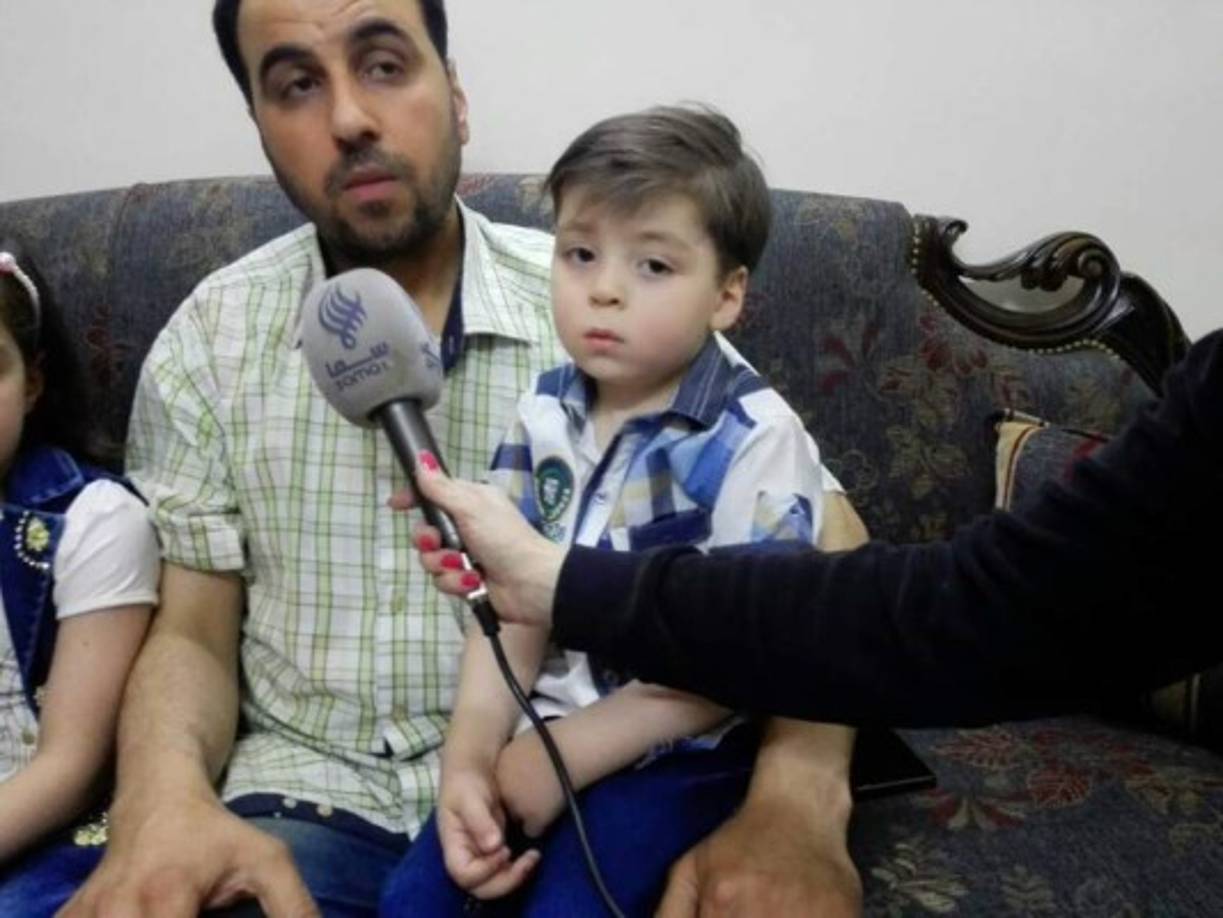 Omran Daqneesh está acompañado de su familia mientras dan una entrevista a la periodista Kinana Allouche, conocida por su afinidad con el régimen de Bashar al Assad.