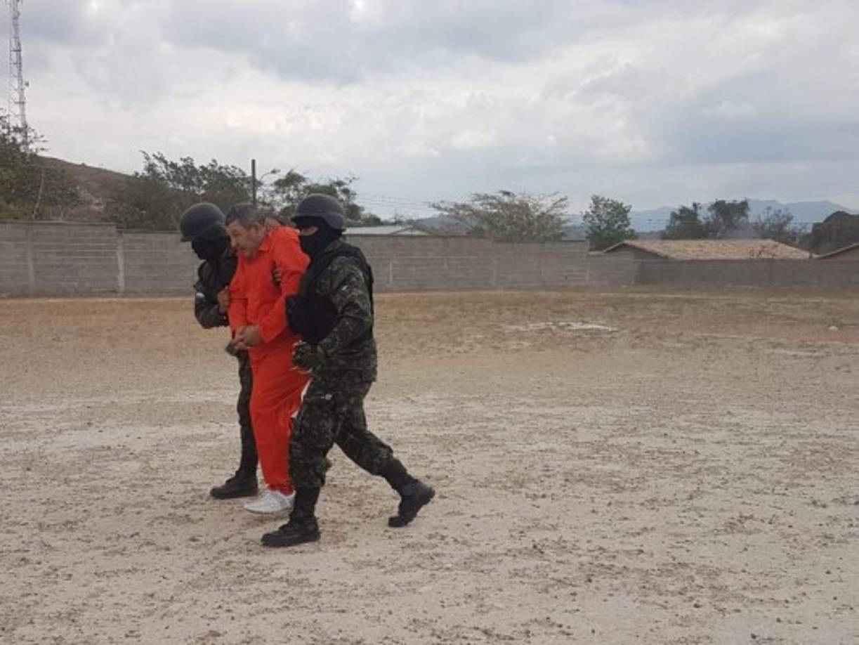 El privado de libertad, Lucio Rivera, quien es conocido como uno de los “toros” de este centro penal, y forma parte de una banda criminal, y se encarga de traficar armas, se le han decomisado pistolas de alto calibre y que usaba las instalaciones de la panadería para esconderlas.