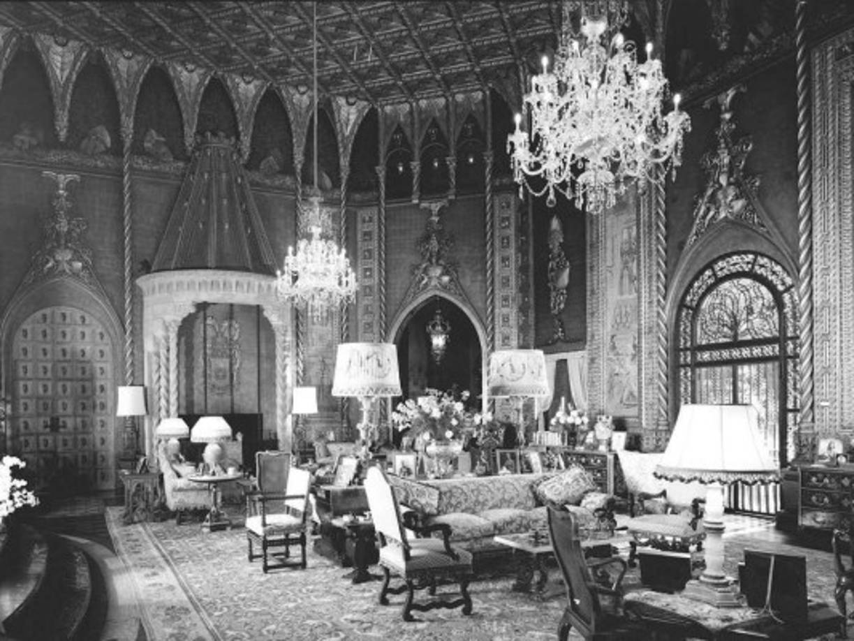 El club tiene una extensión de 17 acres de terreno al sur de la Florida. La mansión fue construida en 1924. Donald Trump vivió en la propiedad durante diez años.