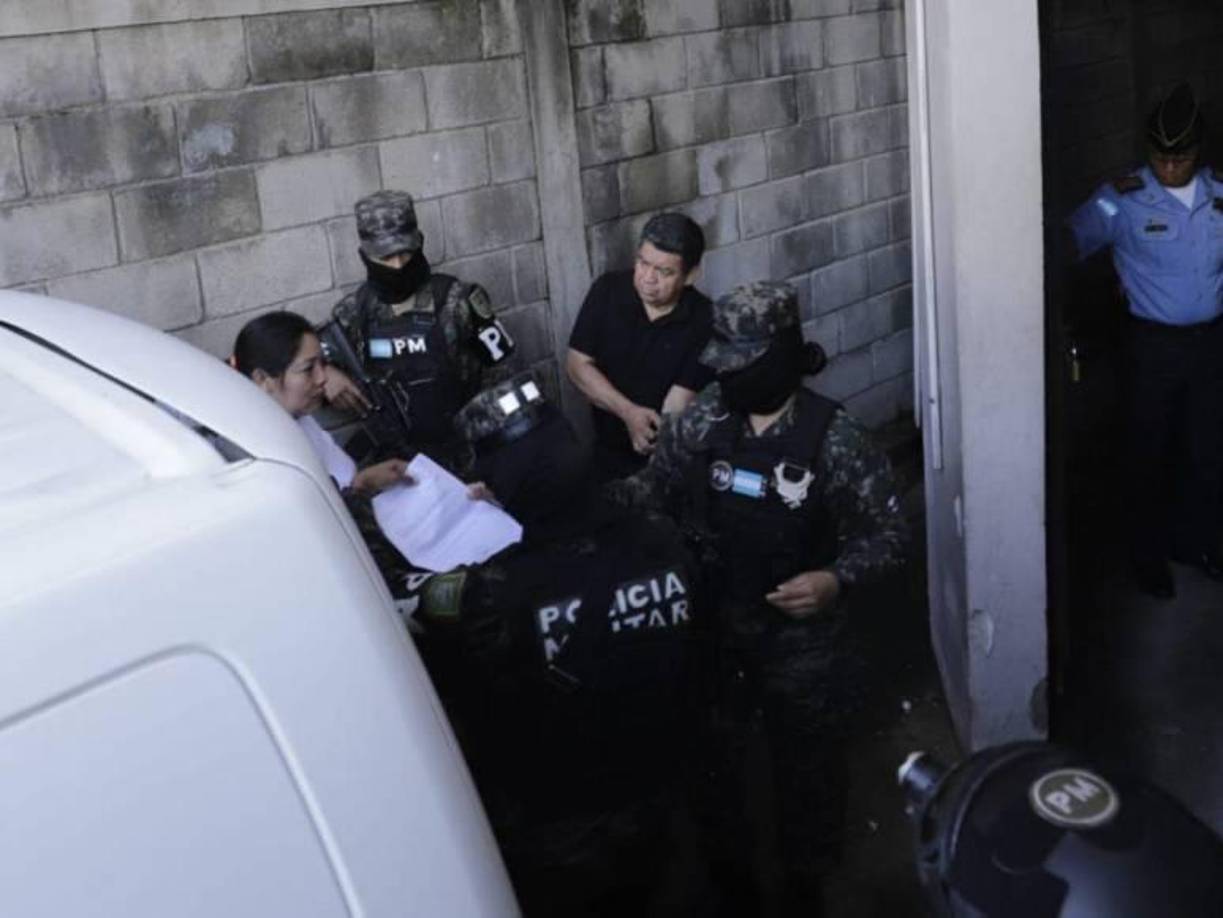 Custodiados por elementos de la Policía Militar, los supuestos pandilleros se cubrieron el rostro al ingresar a la audiencia de declaración de imputado. 
