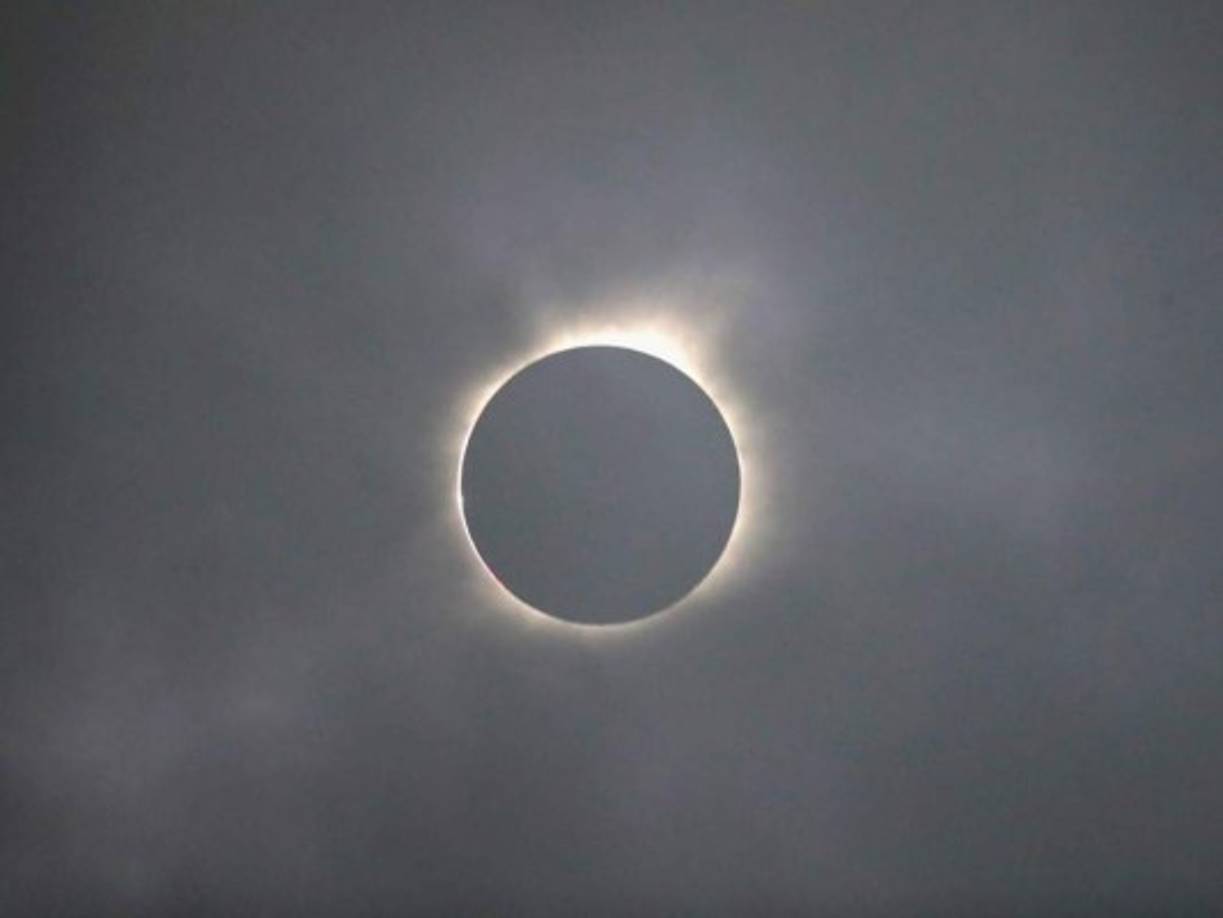El eclipse total de Sol dejó a oscuras a los espectadores durante poco más de dos minutos. Fue visible en una franja de 113 kilómetros de ancho, para convertirse en el primero en atravesar el continente americano de costa a costa desde 1918.