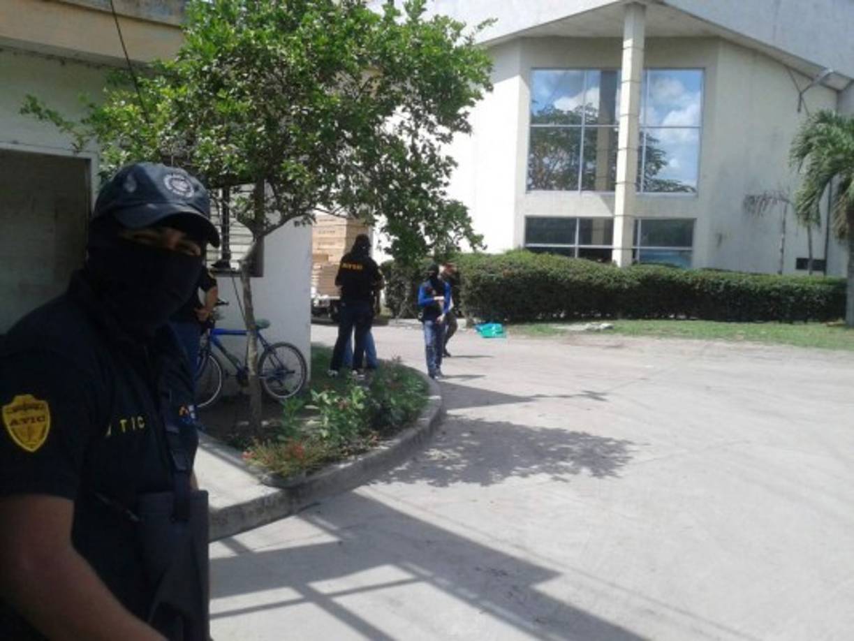 Agentes de la DNCL y La Atic resguardan la oficina de las bodegas de la Inversiones Chumbagua en la 33 calle del sector El Polvorín en San Pedro Sula.