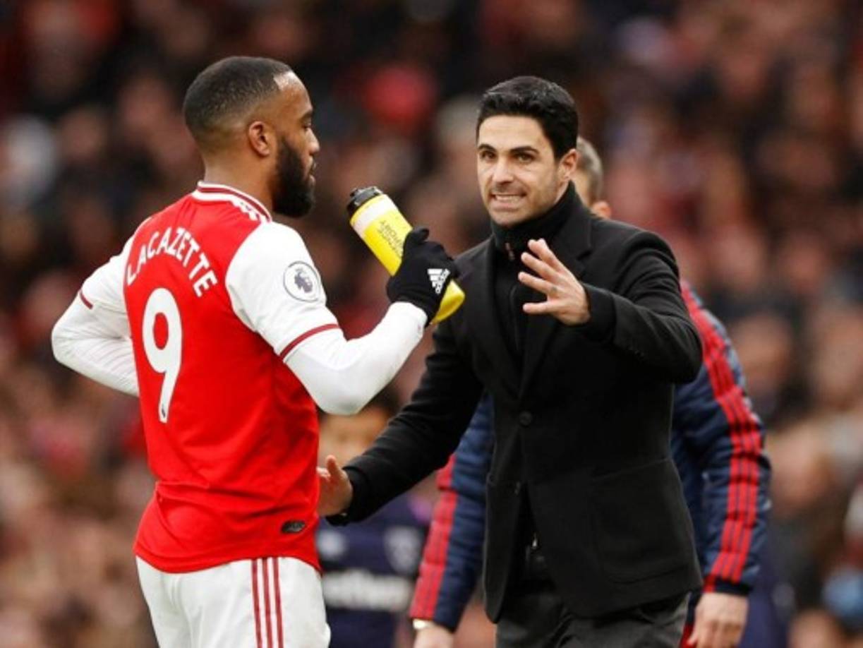 El diario inglés The Sun asegura que el entrenador del Arsenal, Mikel Arteta, planea una revolución aún mayor a la esperada por los aficionados, pretendiendo librarse de hasta 10 integrantes del club gunner con el objetivo de conseguir fondos que financien el equipo que tiene en mente. Dentro de estos descartes, Alexandre Lacazette, Ainsley Maitland-Niles, Mattéo Guendouzi y Rob Holding serían algunos de los nombres que se baraja abandonaran el Arsenal este mercado estival de fichajes.