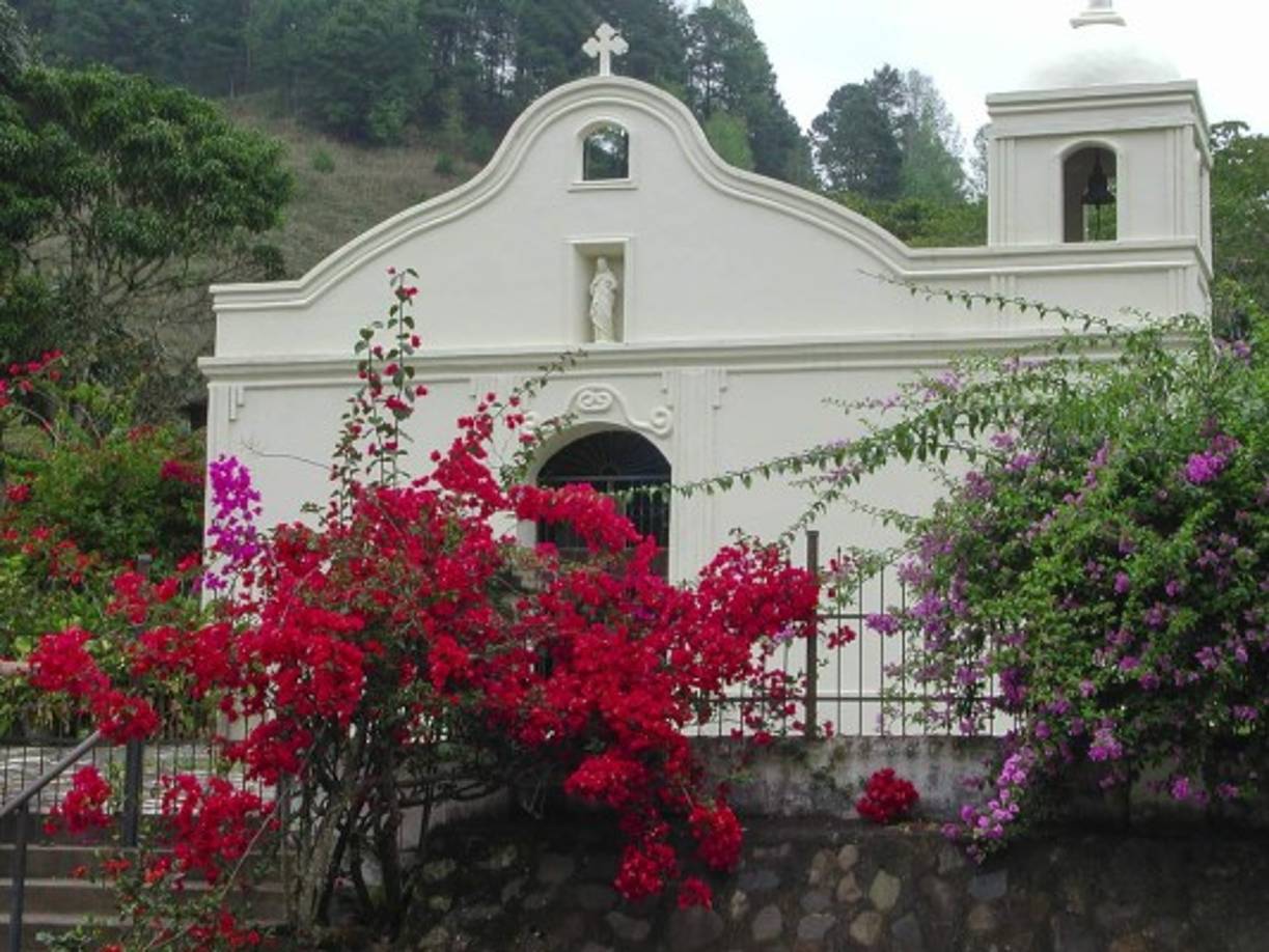 En la ciudad de La Esperanza hay sitios de interés cultural, turístico, religioso y social entre otros. Es la región más fresca de Honduras por su altura, sin embargo en la actualidad la temperatura ha aumentado en gran medida.<br/>