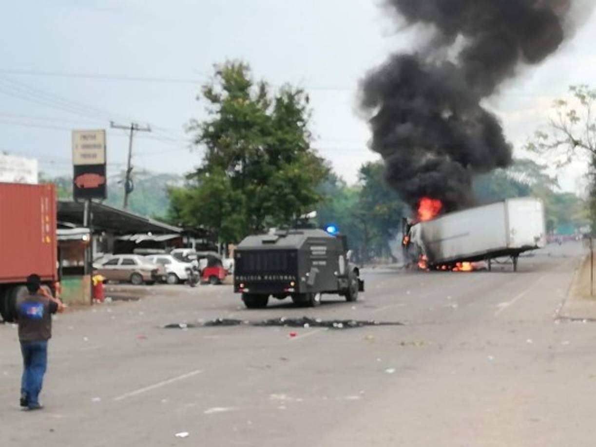 La policía tuvo que recurrir a vehículos potentes para dispersar la protesta en la carretera CA-5 a la altura de Villanueva.