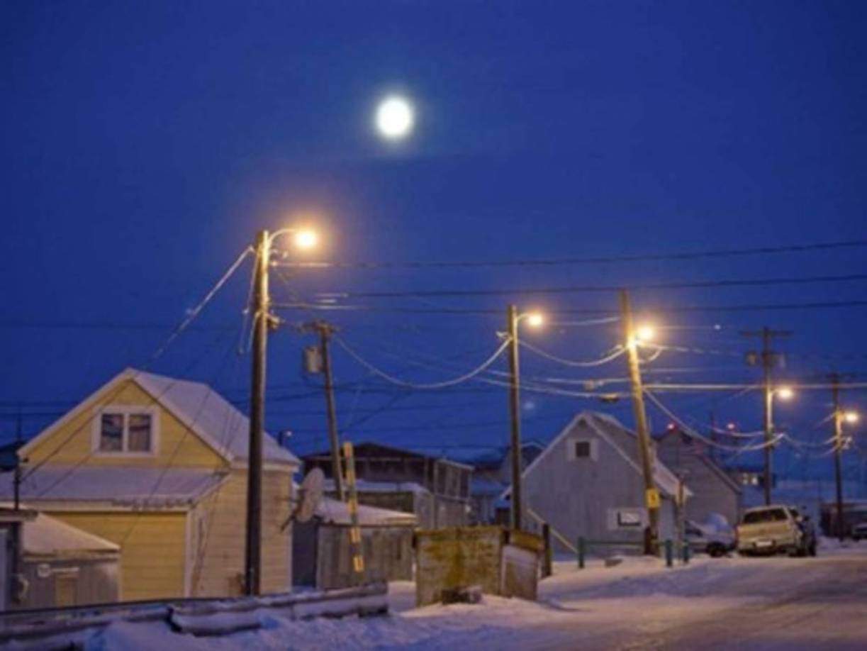 Desde mediados de noviembre hasta finales de enero, el sol no se eleva al norte del Círculo Ártico debido a la inclinación de la Tierra lejos de la radiación más directa del sol', por lo que el sol sobre esta ciudad estadounidense no saldrá completamente por el horizonte hasta el 23 de enero.