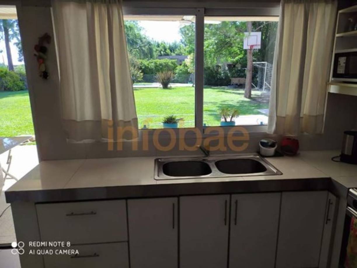 Parte del patio que tenía la casa en la que murió Maradona en Tigre.