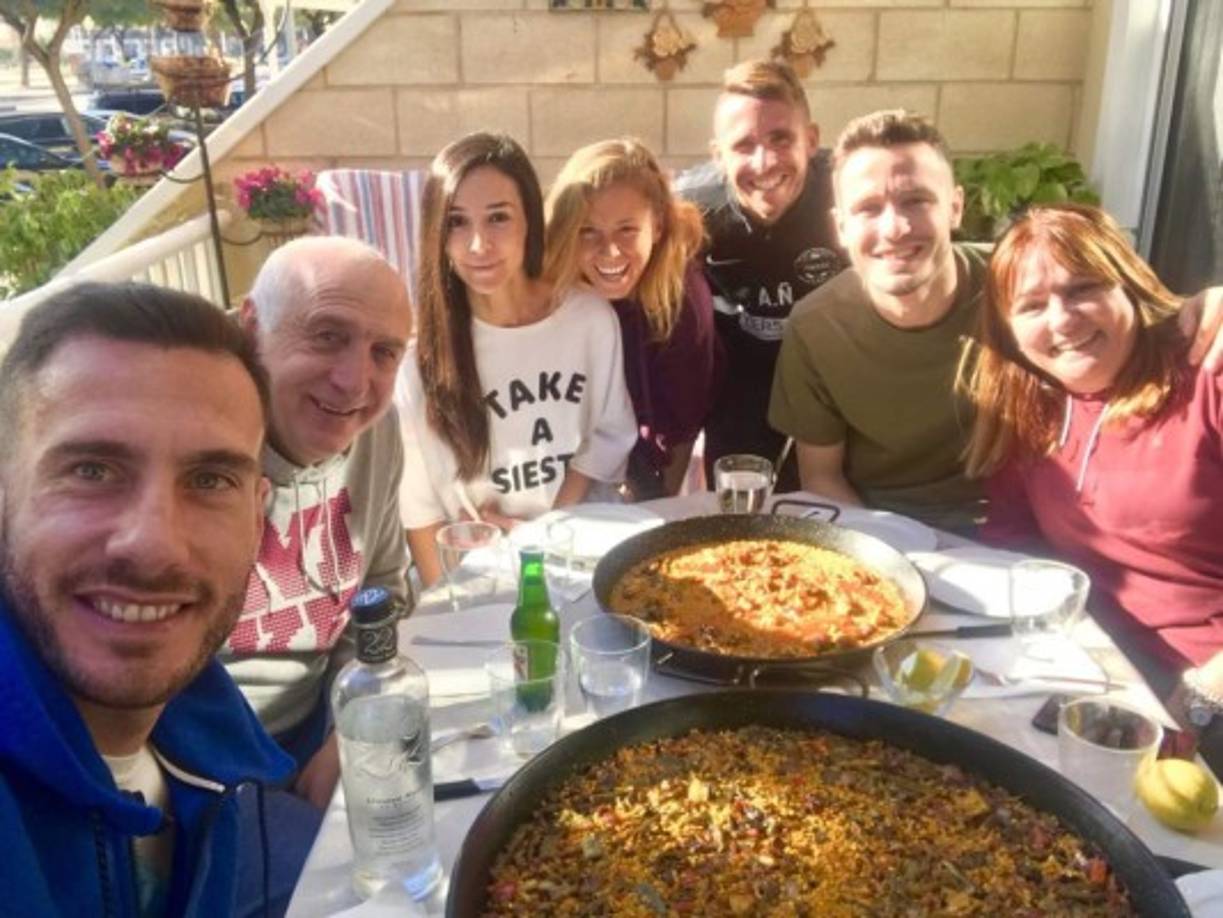 Saúl Ñíguez, centrocampista español del Atlético de Madrid, disfrutando de la Navidad con una buena paella.