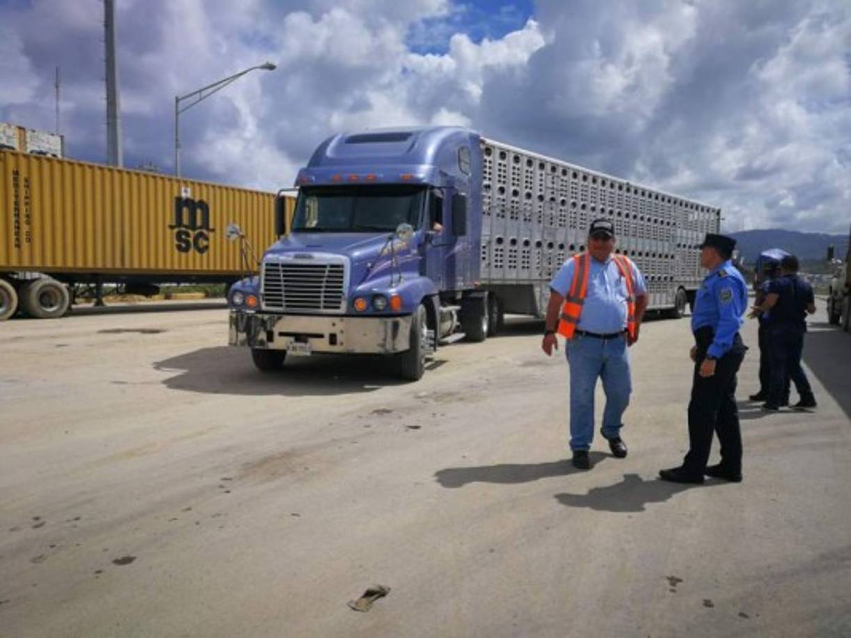 Autoridades hondureñas retuvieron este martes un cabezal que supuestamente transporta dólares en el municipio de Choloma, Cortés, zona norte de Honduras. El vehículo pesado, marca Freightliner, Century, placa AAR7010, azul, fue localizado a la altura de la carretera CA-5 de Río Blanquito. El cabezal era 'conducido por el señor Calixto Salomón Rodas Florescon identidad No. 0601-1969-01923', según el reporte. 'Se encontró un saco de naylon conteniendo una fuerte cantidad de dinero en moneda extranjera, que podría superar los 100 mil dólares', se señaló en un comunicado.