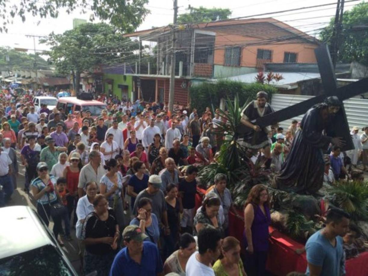 En San Pedro Sula, los católicos madrugaron para participar en el Viacrucis.