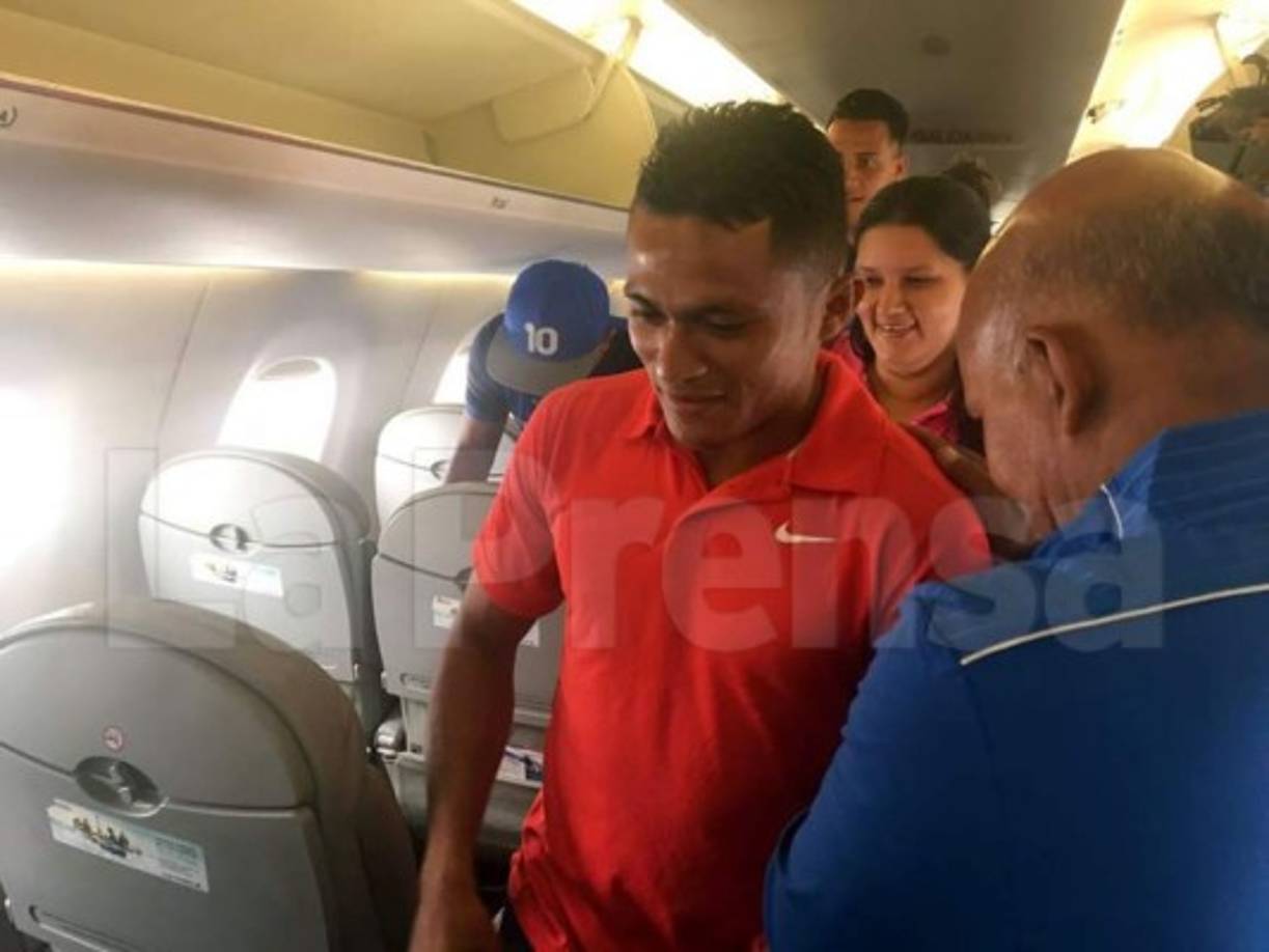 El 'Ñangui' Cardona aprovechó sus vacaciones y se marchó a Nueva York con su esposa e hijos sin saber que la escala previa en México lo reuniría con la Selección de Honduras. El jugador le hizo el viaje a los seleccionados. Bromas, chistes, fotos y más...
