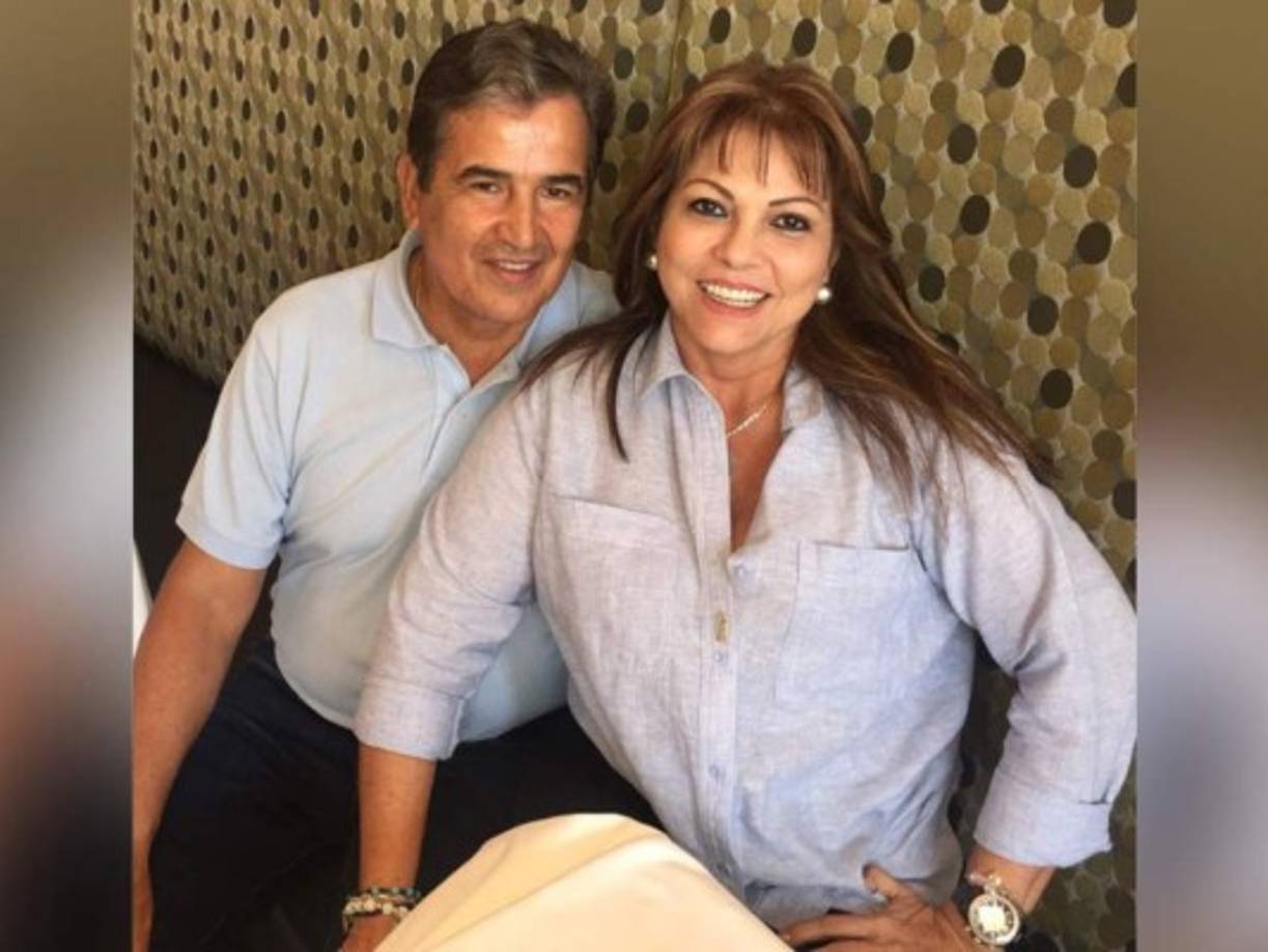 Claudia Uribe es la esposa del entrenador de Honduras, Jorge Luis Pinto.