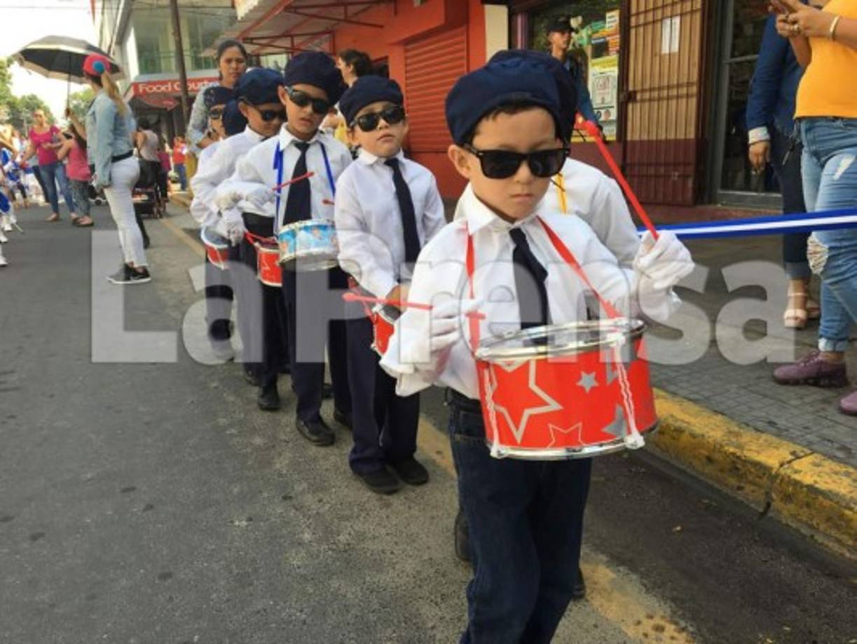Con enorme fervor patrio desfilaron alumnos de la escuela José Trinidad Cabañas del barrio Guamilito. La primera institución educativa en desfilar con motivo de las fiestas patrias en Honduras.