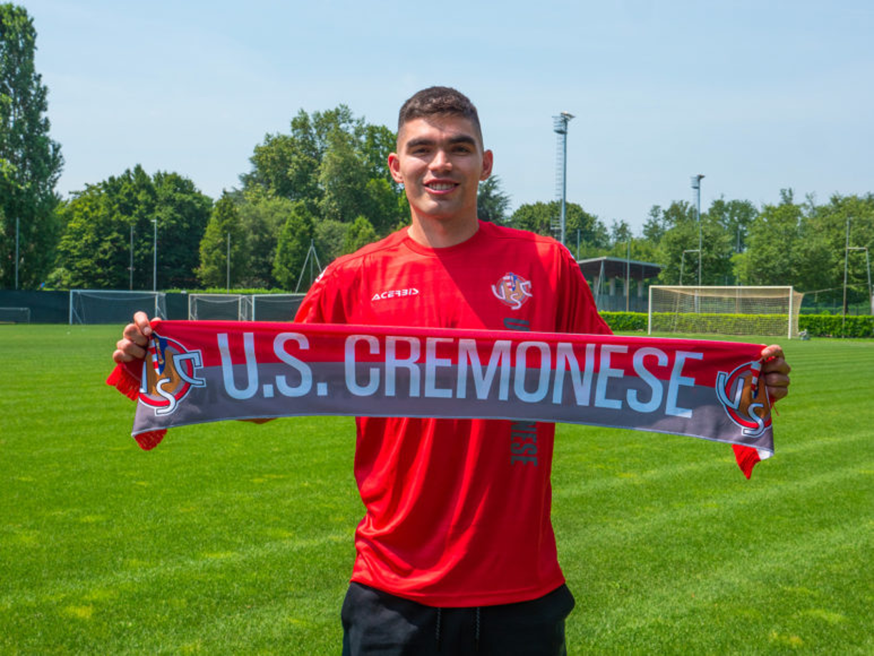 El Cremonense de la Serie A de Italia anunció el fichaje del defensor mexicano Johan Vásquez, quien llega procedente del Genoa.