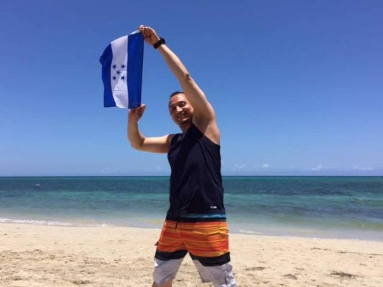 En los lugares que visita enseña la bandera de Honduras con mucho orgullo.