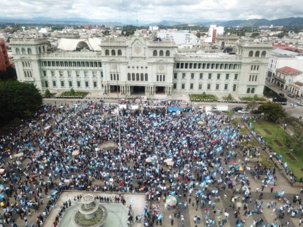 Frente al Palacio Nacional de la Cultura se juntaron, pese a la pandemia por la covid-19, al menos unos 10.000 guatemaltecos inconformes con Giammattei y su Gobierno, que tomó posesión el pasado 14 de marzo.<br/><br/>