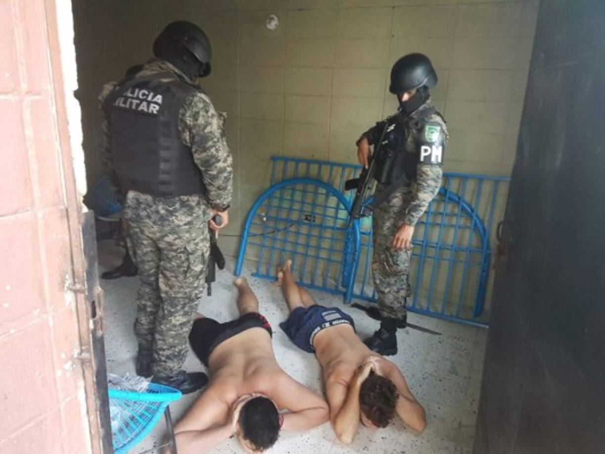 Varios detenidos dejó los allanamientos en las colonias La Mesa y La Roma del municipio de La Lima, Cortés.