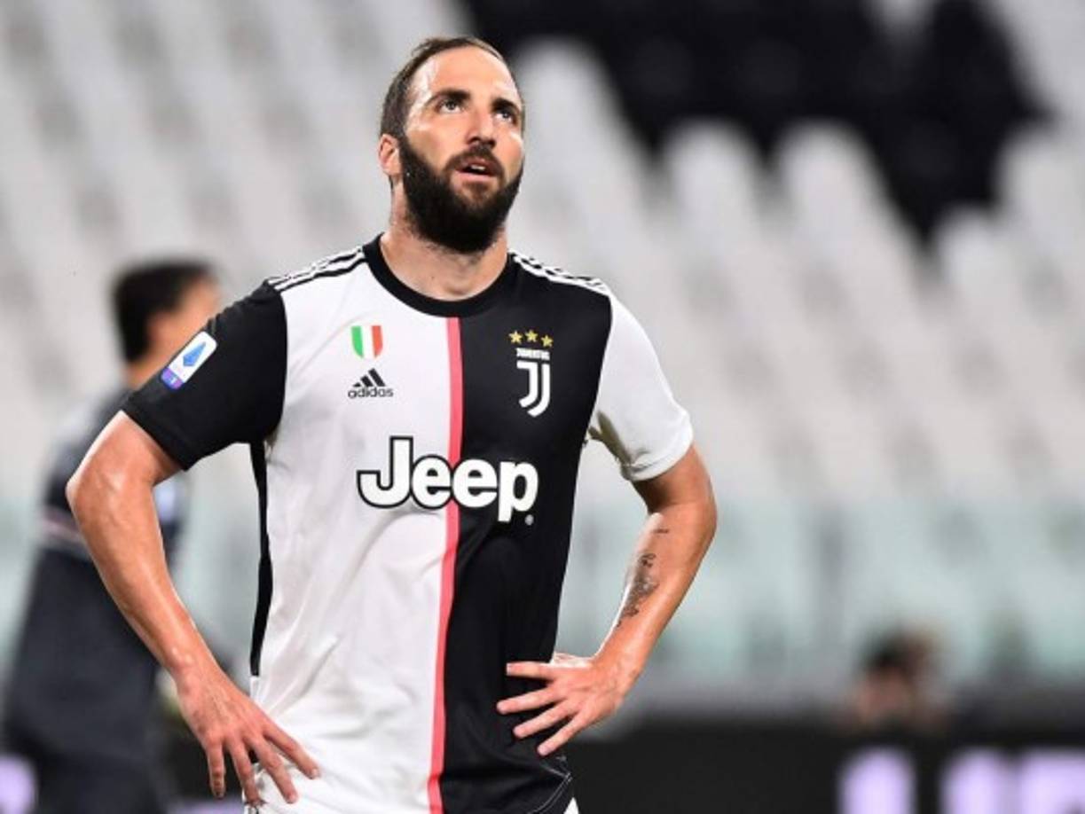 Según Calciomercato, el delantero argentino Gonzalo Higuaín estaría más fuera que dentro de la Juventus. El diario asegura que Andrea Pirlo no cuenta con el 'Pipita' para los planes de la próxima temporada. No obstante, el sudamericano estaría esperando poder charlar con el nuevo técnico sobre su futuro.