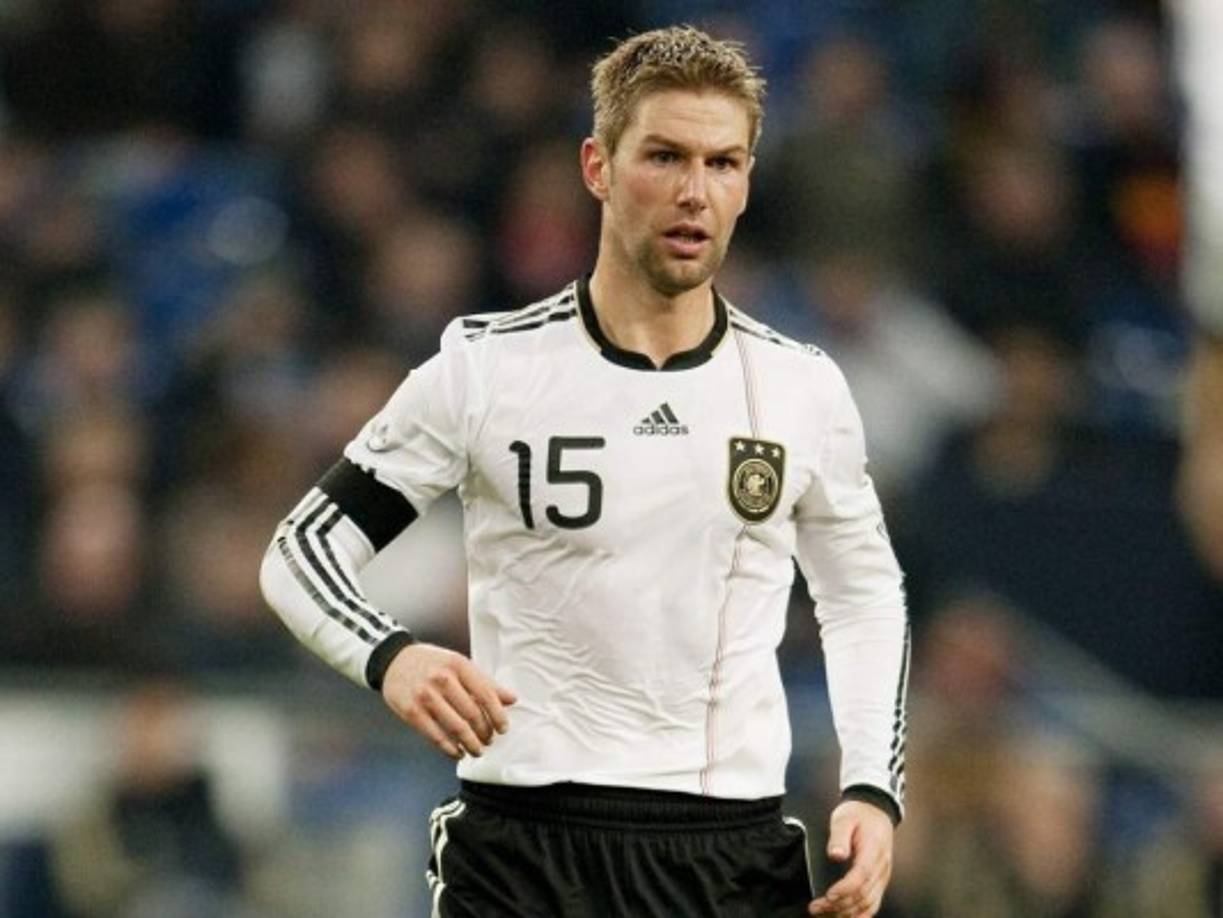 Thomas Hitzlsperger es un exfutbolista alemán, que jugaba como mediocampista central. El 8 de enero de 2014, declaró abiertamente su homosexualidad, siendo el primer futbolista profesional de Alemania en hacerlo.