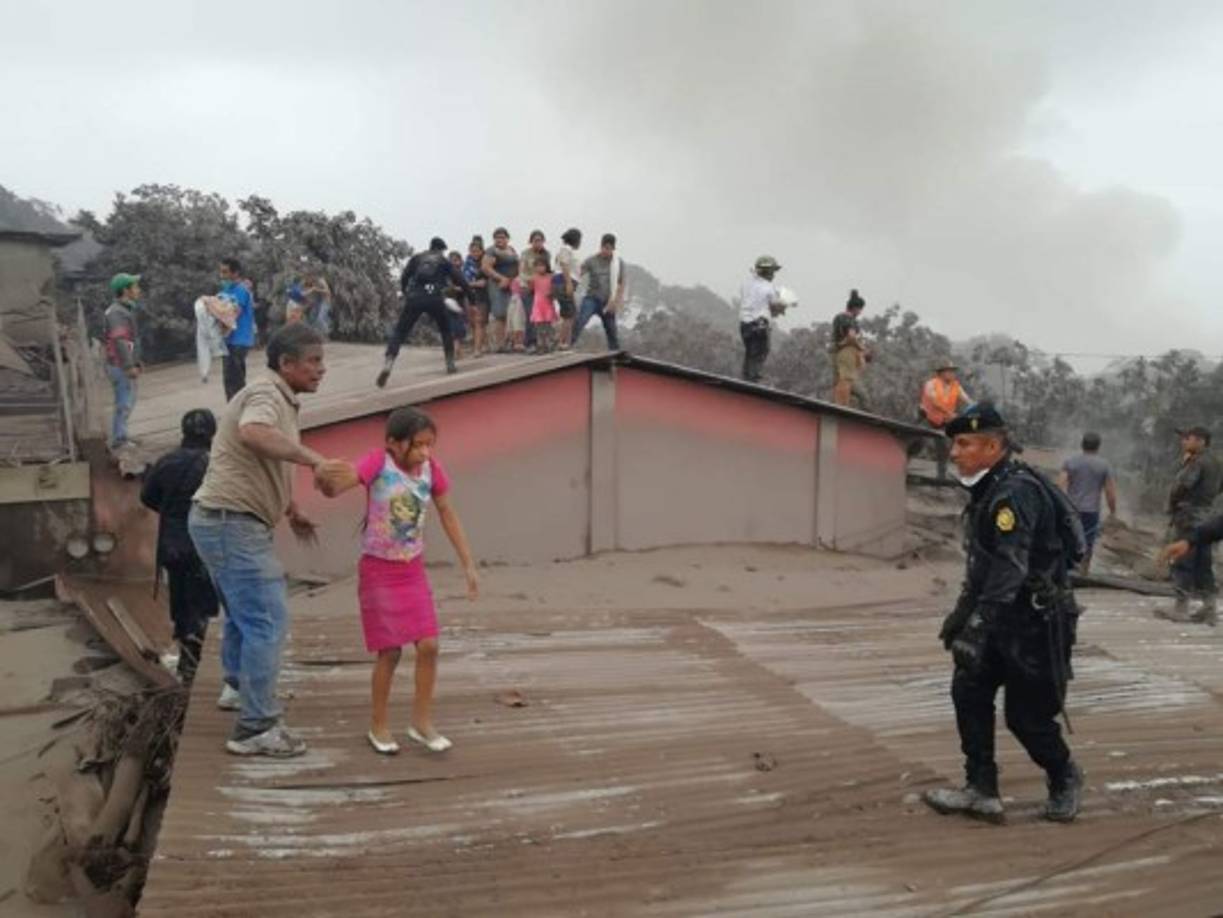 El portavoz de la Coordinadora Nacional para la Reducción de Desastres (Conred), David de León, informó que las comunidades más afectadas por la caída de material volcánico son las ubicadas en los departamentos de Sacatepéquez, Chimaltenango y Escuintla./Foto: Prensa Libre.