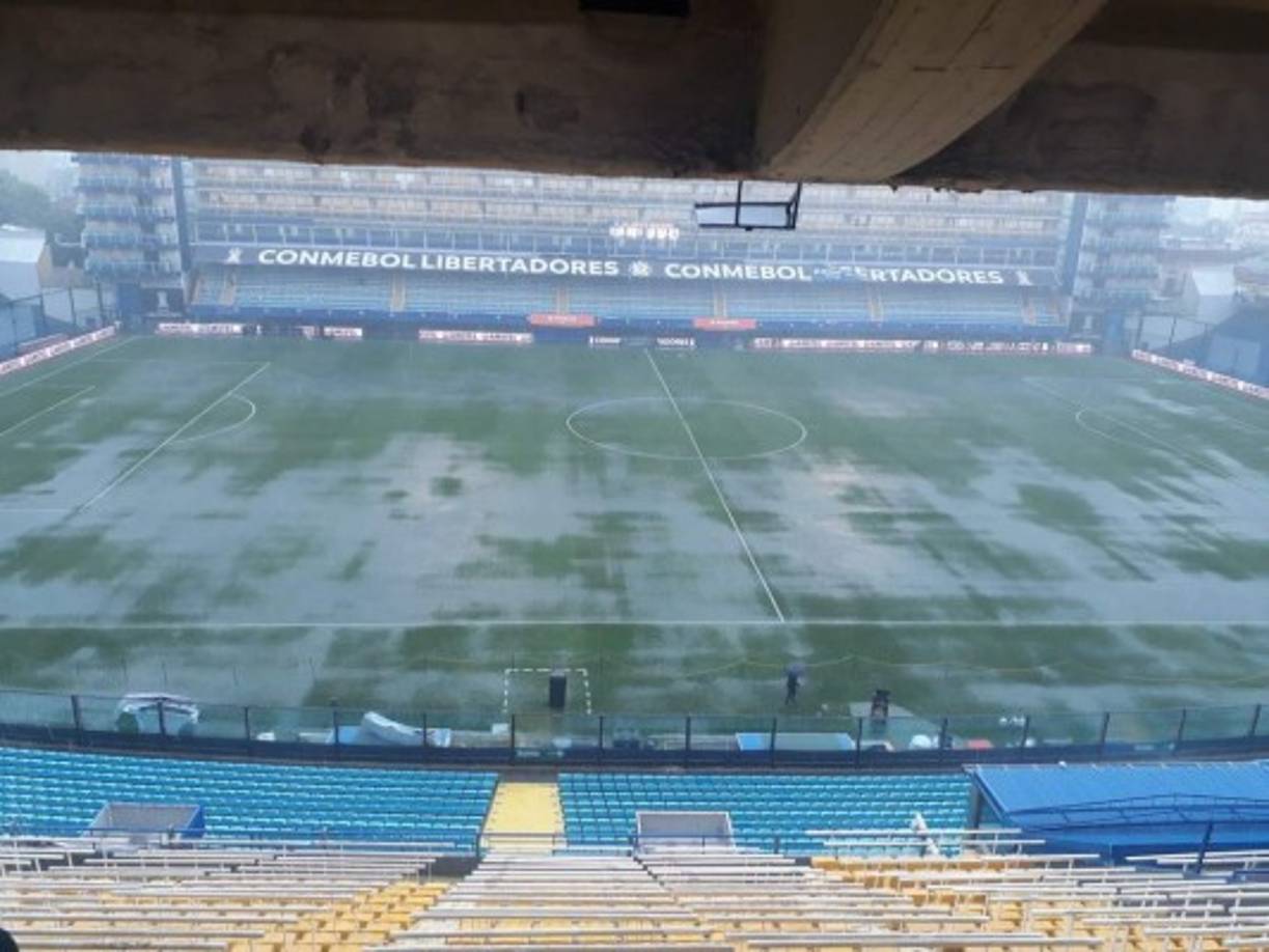 Las fuertes lluvias que caen hoy sobre Buenos Aires han llenado de agua el estadio de La Bombonera, escenario donde se jugaría la final de ida de la Copa Libertadores entre Boca Juniors y River Plate. FOTOS: EFE, AFP Y TWITTER.