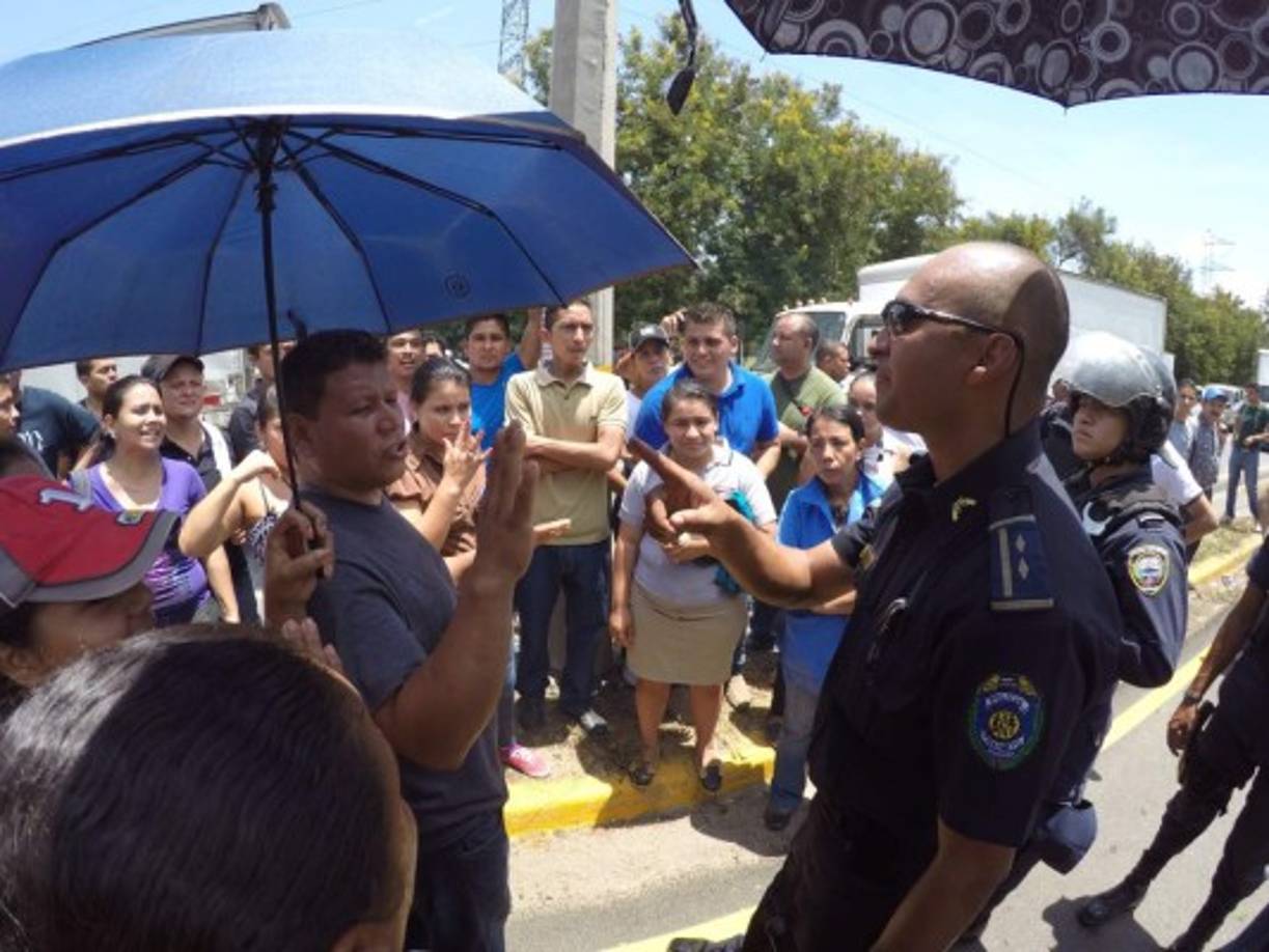 La Policía dialogaba este mediodía con los operarios de maquila a fin de llegar a un desalojo pacífico.