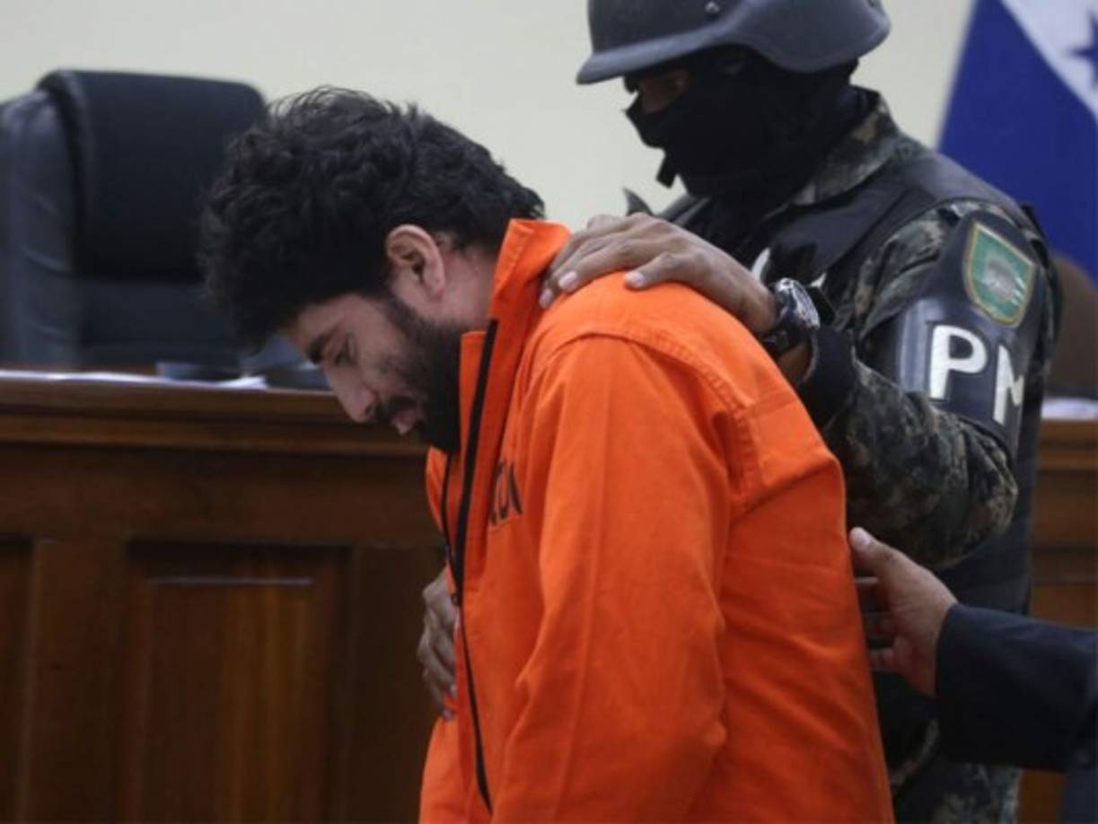 El acusado de asesinato llegó tirando saliva por la boca.