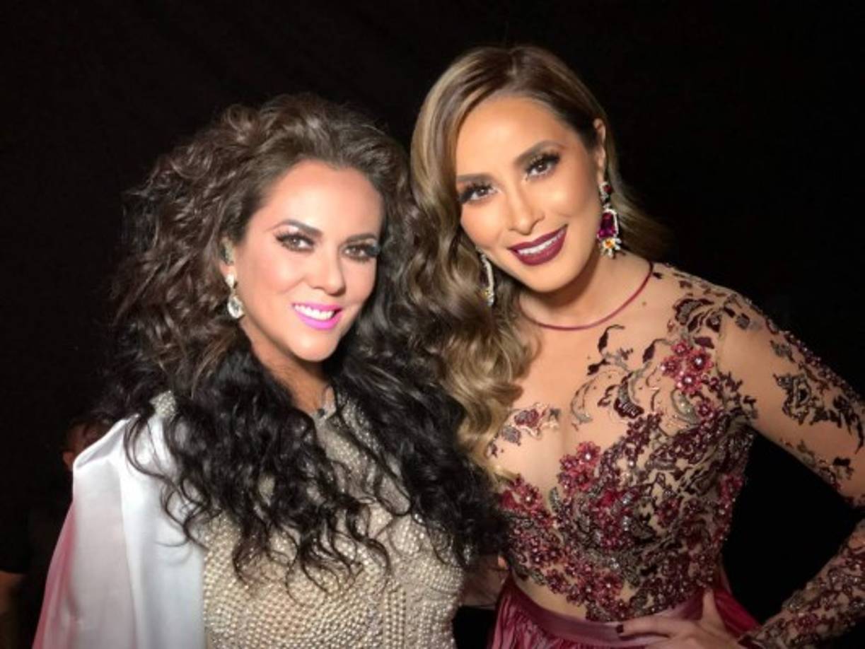 En esta foto posando con la juez y cantante Edith Marquez.