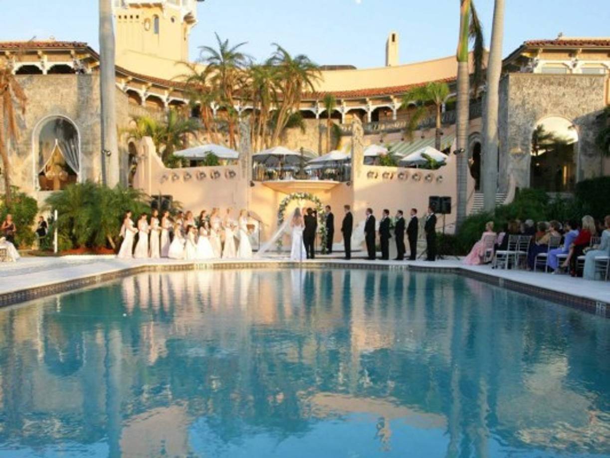 La mansión tiene 58 habitaciones, 33 baños, 12 chimeneas y tres refugios antiaéreos o búnker.