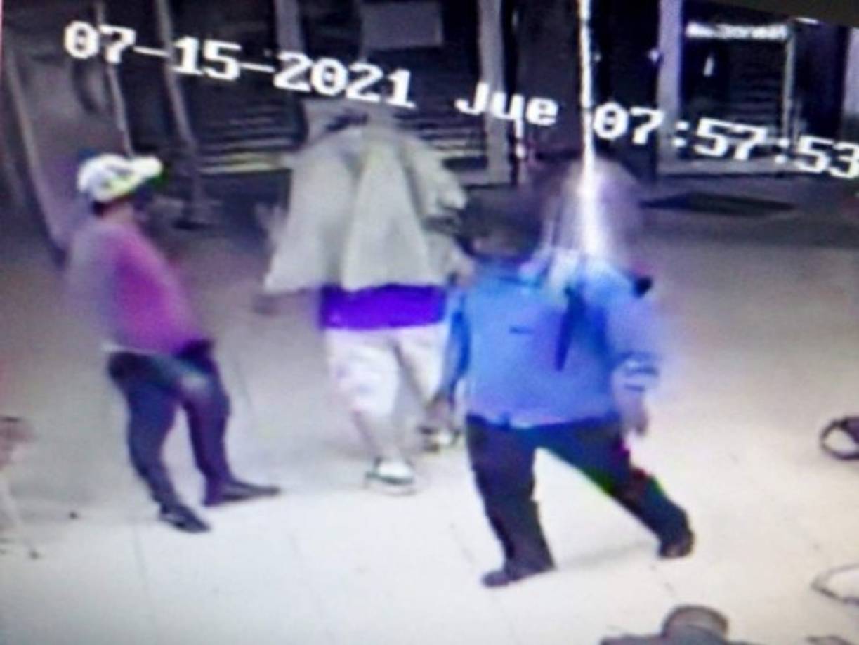 En un video de las cámaras de seguridad, se puede apreciar cómo los delincuentes arremeten contra los empleados y clientes del local amenazándolos con dispararles si no colaboran.