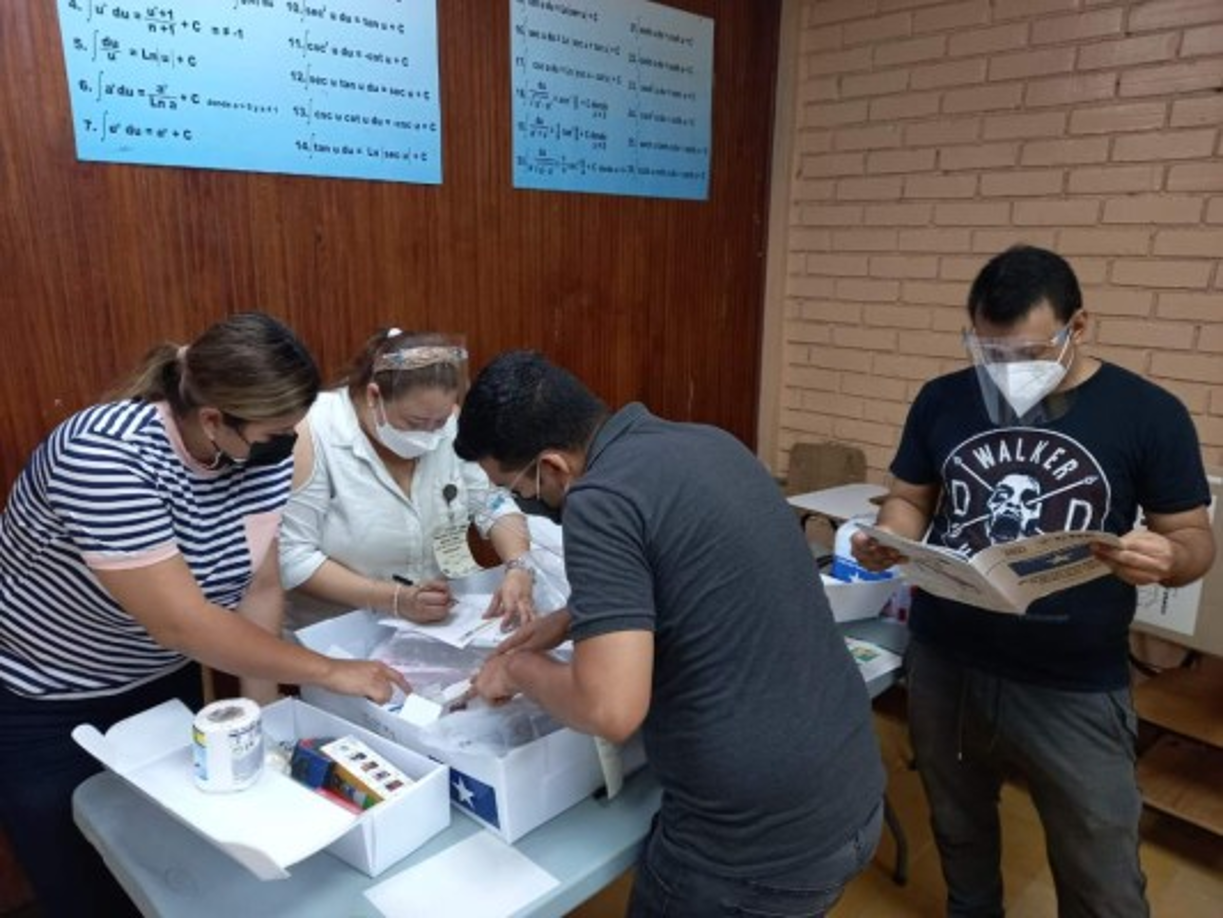 Con todas las medidas de bioseguridad, los representantes de los distintos partidos políticos revisan que todo esté en orden.