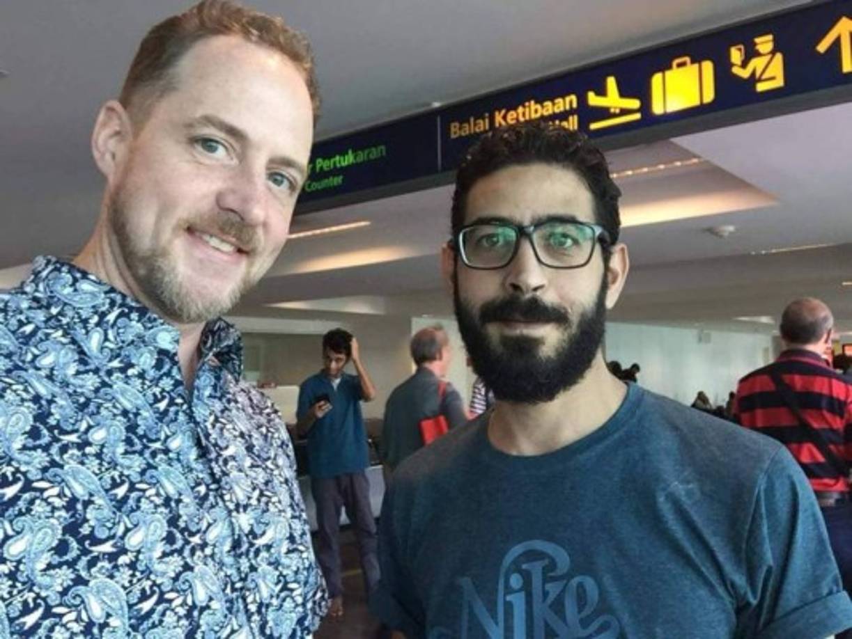 Muchos pasajeros que reconocen a Hassan se detienen para saludarlo y tomarse una foto con él. Además, le muestran su apoyo.