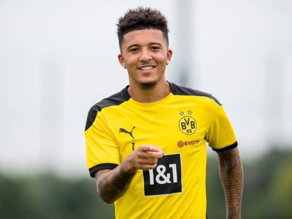 El Manchester United ofrece un sueldazo a Jadon Sancho. El inglés verá incrementadas sus cuentas si ficha por los Reds Devils, según informa el diario británico 'Star'. El centrocampista ganará alrededor de 290.000 a la semana en Old Trafford, unos 116.000 más de lo que está ganando en el Borussia Dortmund. De este modo su sueldo sería de unos 15 millones por temporada. Los 'Red Devils' piensan en cerrar la operación con el Borussia al que pagará unos 90 millones por el traspaso del joven de 21 años.<br/><br/>Foto - AFp