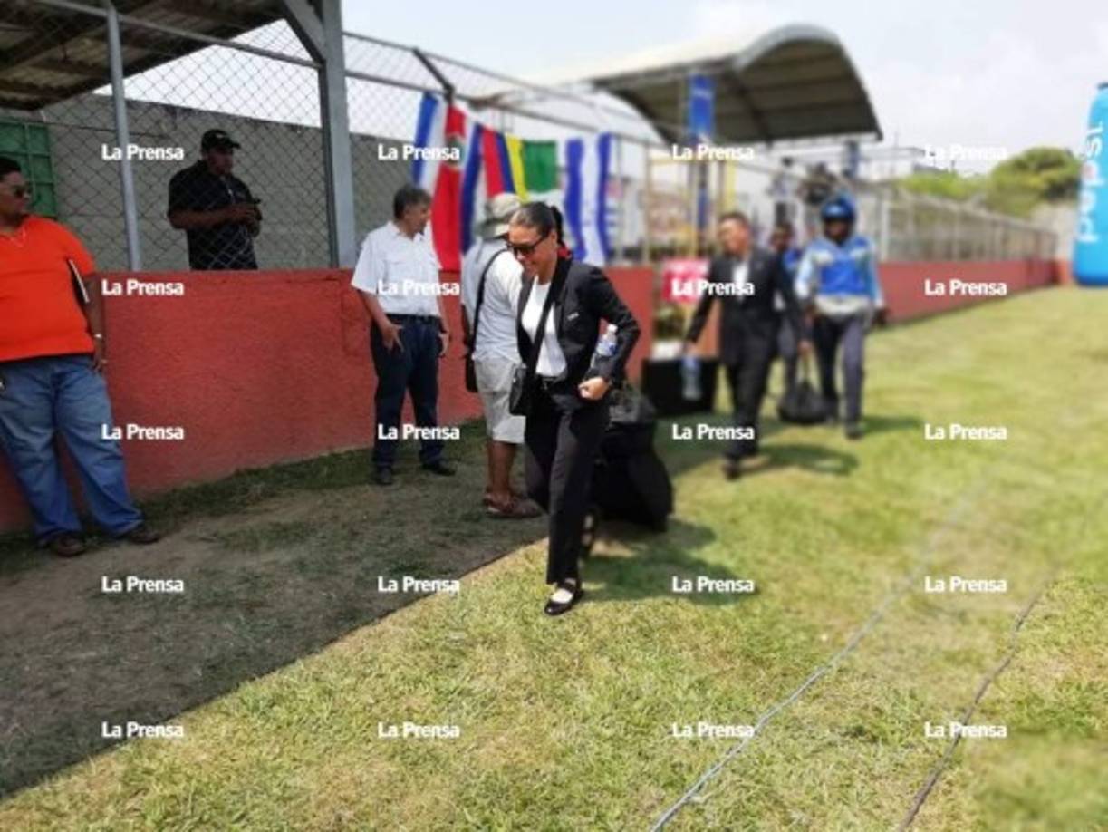 La árbitro Melissa Pastrana es la encargada de impartir justicia en el duelo Honduras Progreso vs Juticalpa. Así llegó la central.