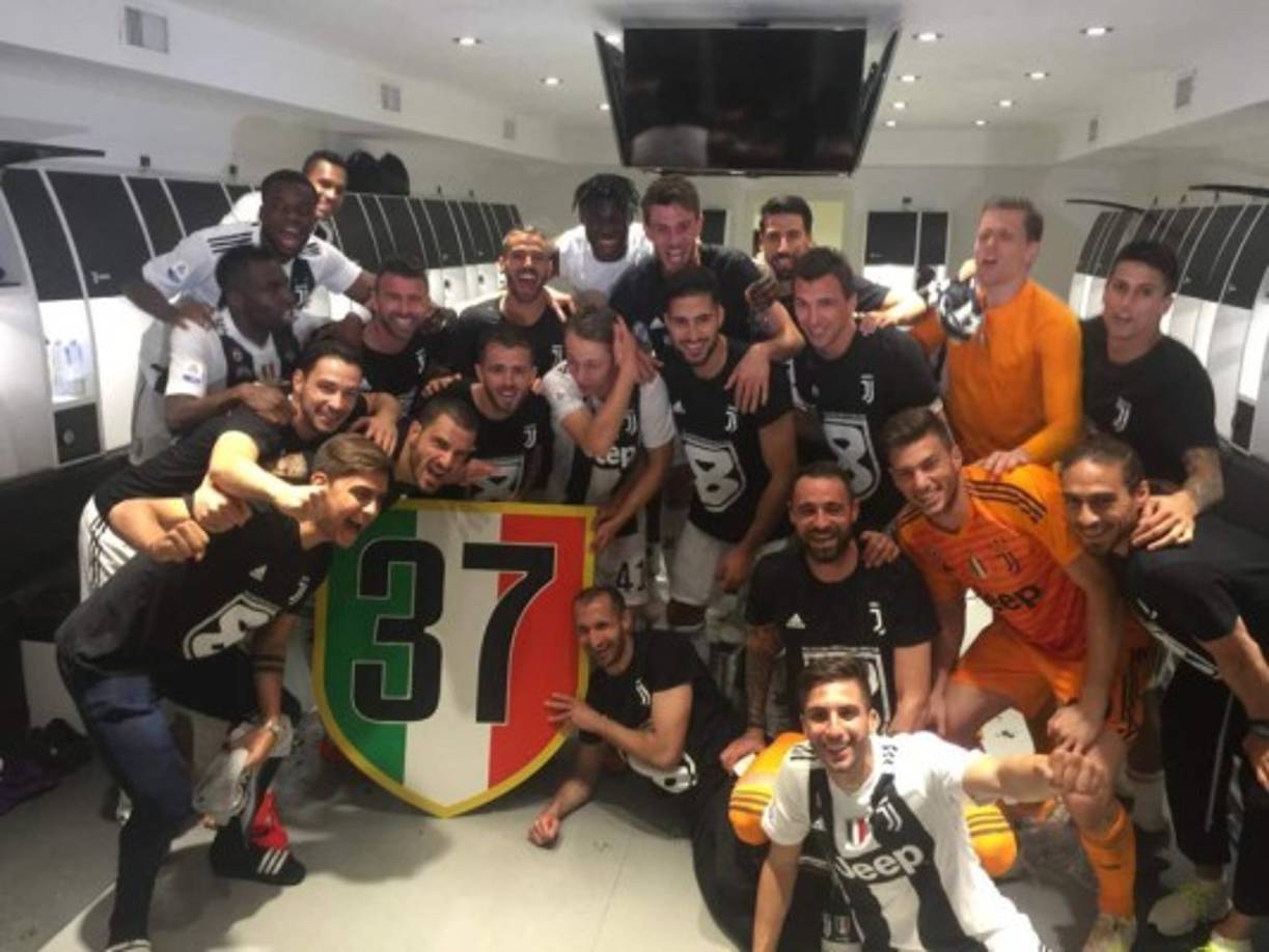 Pero en la Juventus en la temporada pasada celebraron como que fuera el título 37. ¿Por qué? Son los dos Scudettos de los que fue despojado el club como consecuencia del denominado 'Calciopoli', el escándalo deportivo que se basó en las escuchas de llamadas telefónicas, que tuvieron como fin la conspiración para conseguir beneficios deportivos por parte de los árbitros. <br/><br/>a Juventus no solo perdió las Ligas de la 2004-05 y la 2005-06, sino que además fue descendida a la Serie B con 30 puntos de penalización, además de una multa de 120.000 euros.