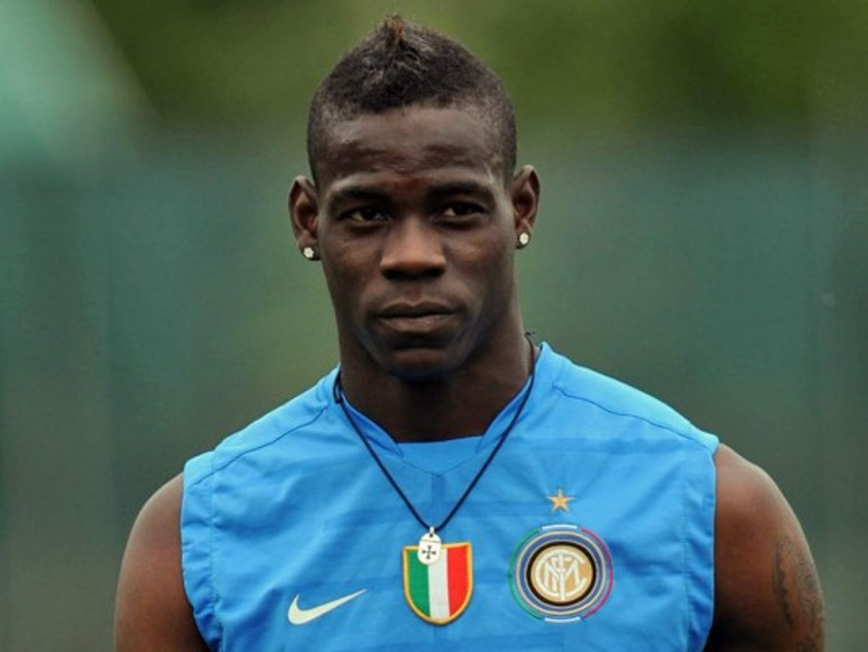 Mario Balotelli<br/><br/>El delantero italiano fue acusado por un miembro de la mafia napolitana de vender droga en el barrio de Scampia, Italia. <br/>