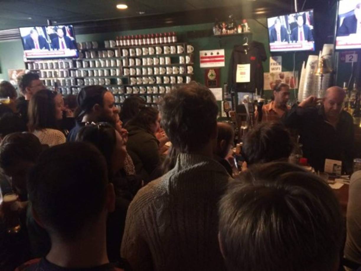 Bares y restaurantes abrieron sus puertas desde muy temprano para ofrecer eventos especiales en el politizado Washington, incluido el Union Pub, que invitará a rondas de cerveza cada vez que Trump responda a Comey por Twitter.