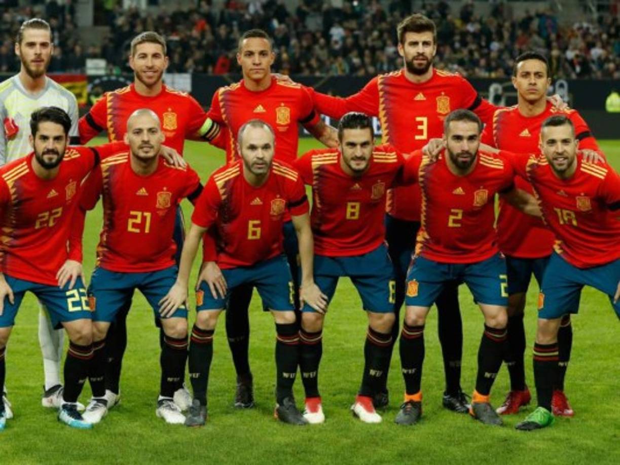España: 'La Roja' - Creada en el año 1920, la Selección española de fútbol es conocida también como “La Furia Española” (rememorando el Saqueo de Amberes, un episodio de la historia militar de España) o “La Furia Roja”, término acuñado por un periodista italiano. En los últimos años se ha extendido el apodo de “La Roja”, un nombre que hizo famoso Luís Aragonés, seleccionador nacional entre 2004 y 2008.