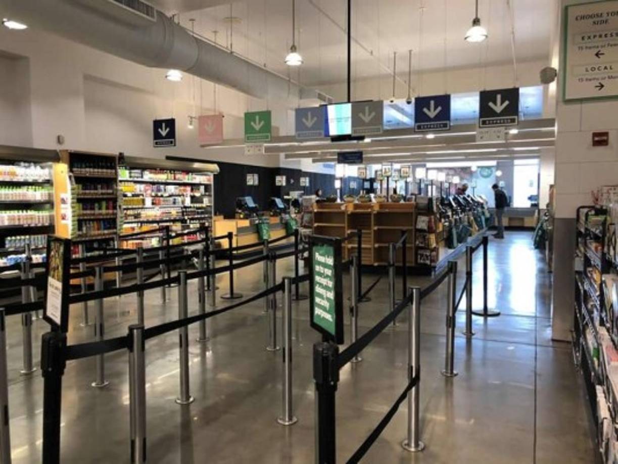 Fotografía del interior de una cafetería vacía, este jueves en el centro de Manhattan, Nueva York (EE.UU.)