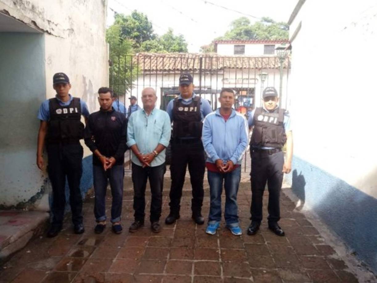 En Comayagua:<br/>En la colonia San Miguel #1 fue detenido Nelson Israel Carías Castro (37), se le supone responsable del delito de actos de lujuria agravados, en perjuicio de su propia hija de nueve años de edad.<br/><br/>En la colonia Lomas del Río fue detenido Osmin Alexander Hernández Medina (39) originario y residente en el barrio La Sabana del municipio de Comayagua se le acusa del delito de actos de lujuria agravados, en perjuicio de su hijastra de 11 años de edad.<br/><br/>En la colonia La Rotario fue detenido Donaldo Antonio Varela Canaca, de 65 años de edad, por suponerlo responsable del delito de actos de lujuria agravados, en perjuicio de una menor de 7 años de edad, según orden de captura emitida por el Juzgado de Letras de Comayagua en fecha 3 de noviembre del año 2010.<br/>