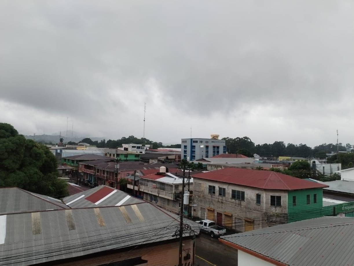 Se encuentra a unos 400 kilómetros (250 millas) al este de Isla Guanaja (Honduras) y a 150 kilómetros (90 millas) de Cabo Gracias a Dios, en la frontera entre Honduras y Nicaragua.