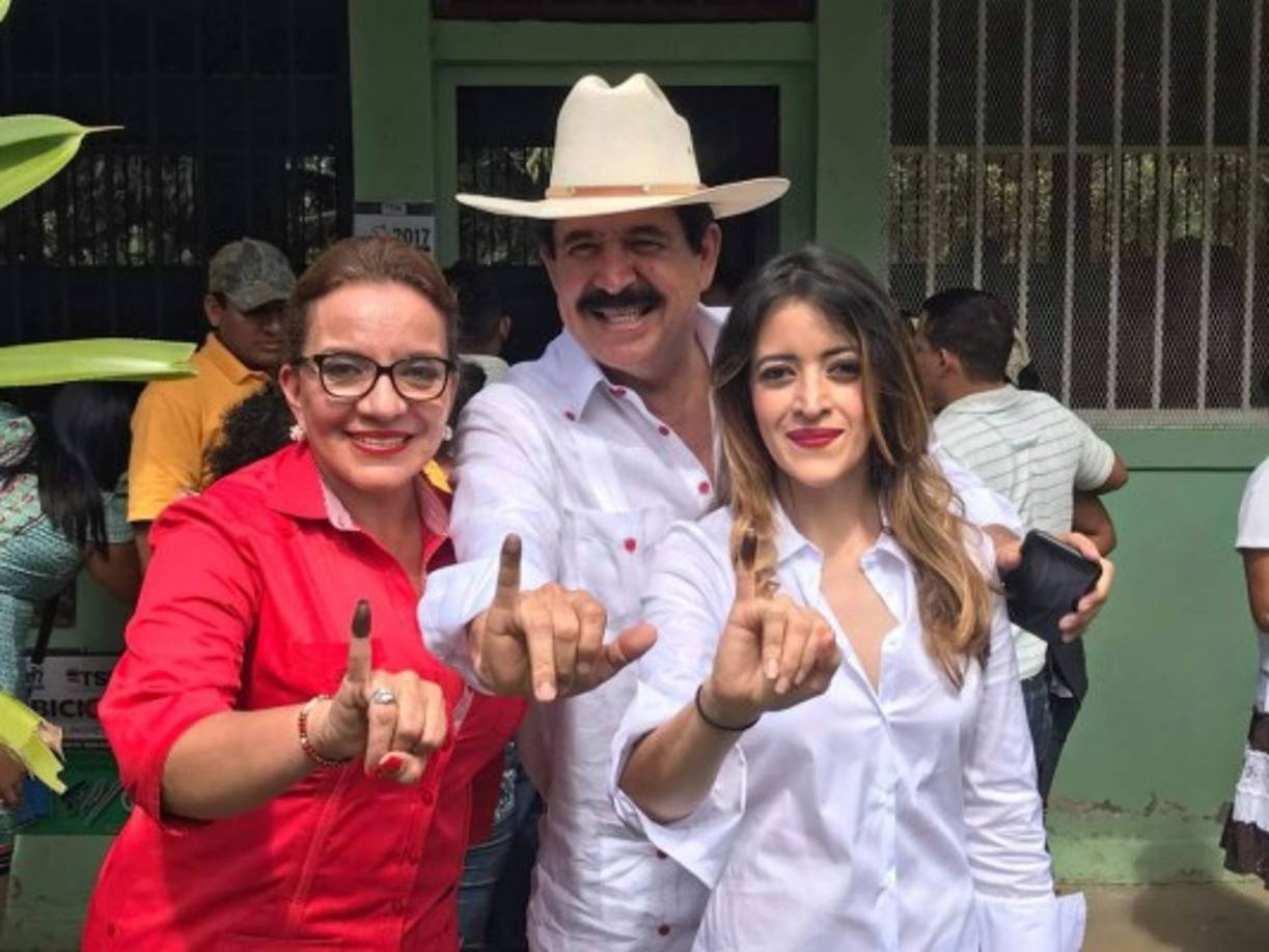 Xiomara Hortensia Zelaya, la hija del expresidente Manuel Zelaya y la excandidata presidencial, Xiomara Castro, acompañó a sus padres a ejercer el voto en Catacamas, Olancho.