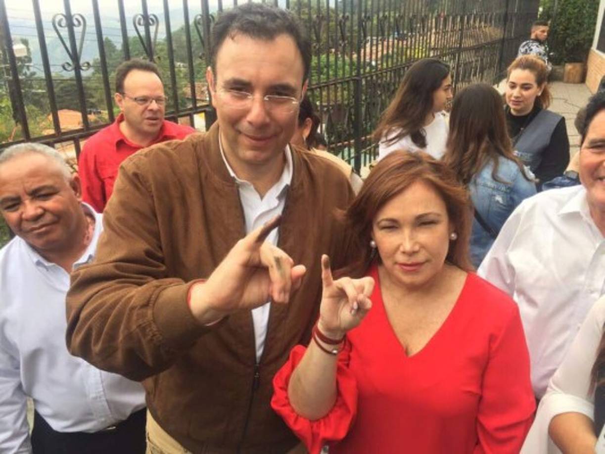 Zelaya compartió esta imagen, en la que aparece junto a su esposa, en su cuenta de Twitter.