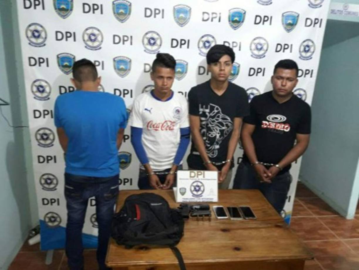 Cuatro jóvenes fueron capturados en posesión de teléfonos celulares y un arma de fuego durante un operativo realizado en el marco de Operación Paz y Democracia II, según informó este miércoles la Policía Nacional. Las capturas se realizaron en el municipio de Taulabe. Los sospechosos son César Ariel Dubon Barahona (18), Josué Nefi Cantarero González (25), David Ernesto Calderón Escoto (19) y un menor de 17 años de edad.